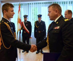 Młodzi strażacy otrzymali nominacje oficerskie. Zostaną skierowani do podkarpackich jednostek [FOTO]