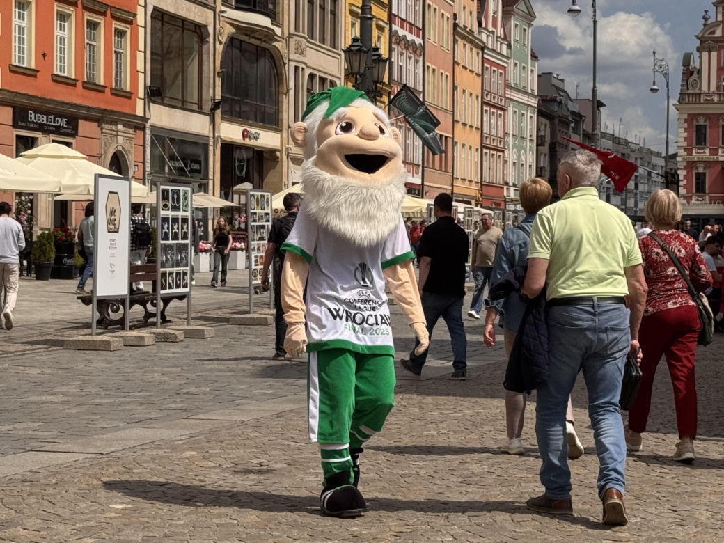 Wrocław żyje finałem Ligi Konferencji Europy. Kibice Betisu i Chelsea już w strefach kibica!