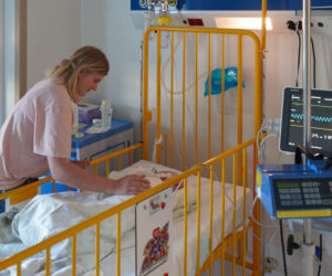 Ojciec rzucił półrocznym Filipkiem o podłogę. Matka przerwała milczenie