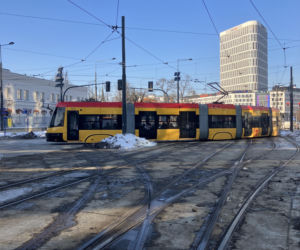 Tramwaj wzdłuż ul. Rakowieckiej w Warszawie w styczniu 2026