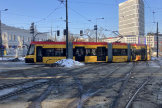 Tramwaj wzdłuż ul. Rakowieckiej w Warszawie w styczniu 2026