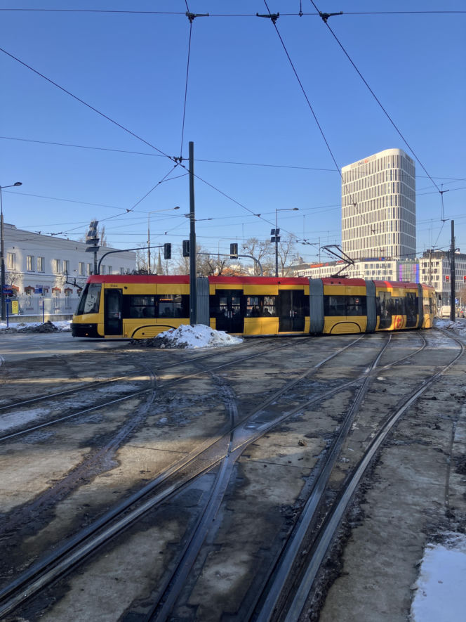 Tramwaj wzdłuż ul. Rakowieckiej w Warszawie w styczniu 2026