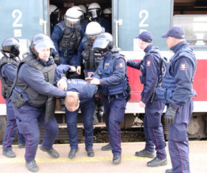 Policjanci z Oddziału Prewencji w Łodzi wspólnie z funkcjonariuszami Straży Ochrony Kolei mieli ćwiczenia na dworcu Kaliskim