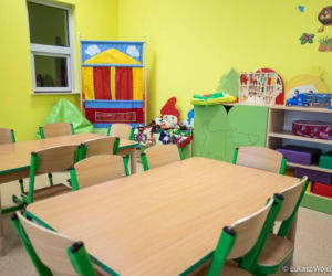 Wstrząsająca relacja matki 3,5-letniej dziewczynki. Pani w żłobku miała złapać ją za nogi i obrócić głową w dół 