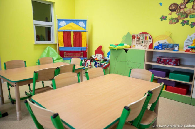 Pusta sala w żłobku ze stolikami i zabawkami. O wstrząsającej sprawie z Warszawy przeczytasz na Eska Warszawa.