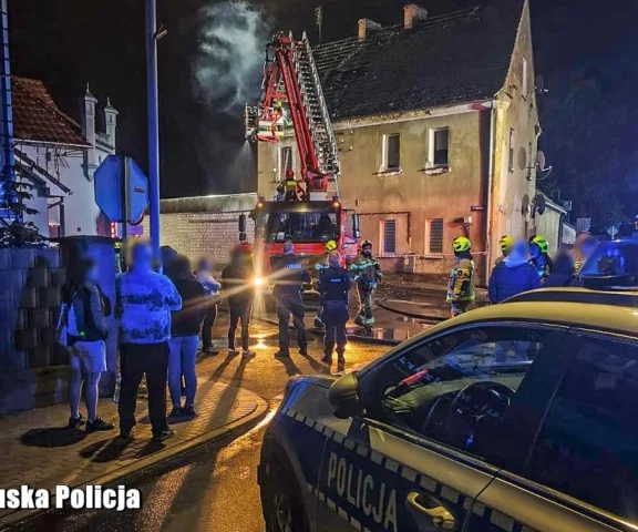 Nie czekali aż przyjedzie straż. Weszli do płonącego budynku