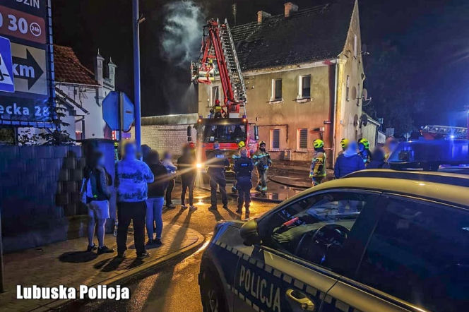 Strażacy gaszący pożar kamienicy w Skwierzynie w nocy. O akcji policji przeczytasz na Eska Zielona-Góra.
