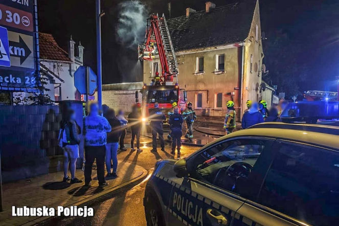 Z dachu buchały płomienie, w środku uwięzieni ludzie. Policjanci nie zawahali się ani chwili
