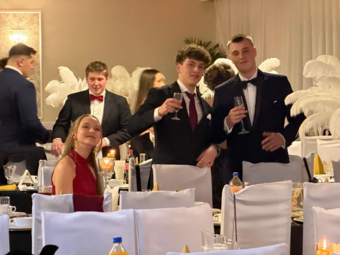 Studniówka pełna blasku i emocji! Tak bawili się maturzyści II LO w Bydgoszczy [ZDJĘCIA]