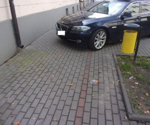 Nie chce im się czy nie potrafią? Tak parkują w Płocku bezmyślni kierowcy [ZDJĘCIA]