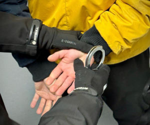 Rzucił butelką w ochroniarza po nieudanej próbie kradzieży