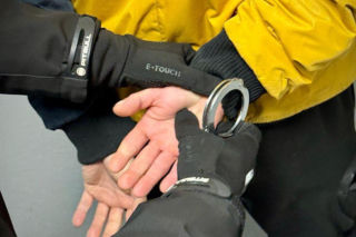 Rzucił butelką w ochroniarza po nieudanej próbie kradzieży