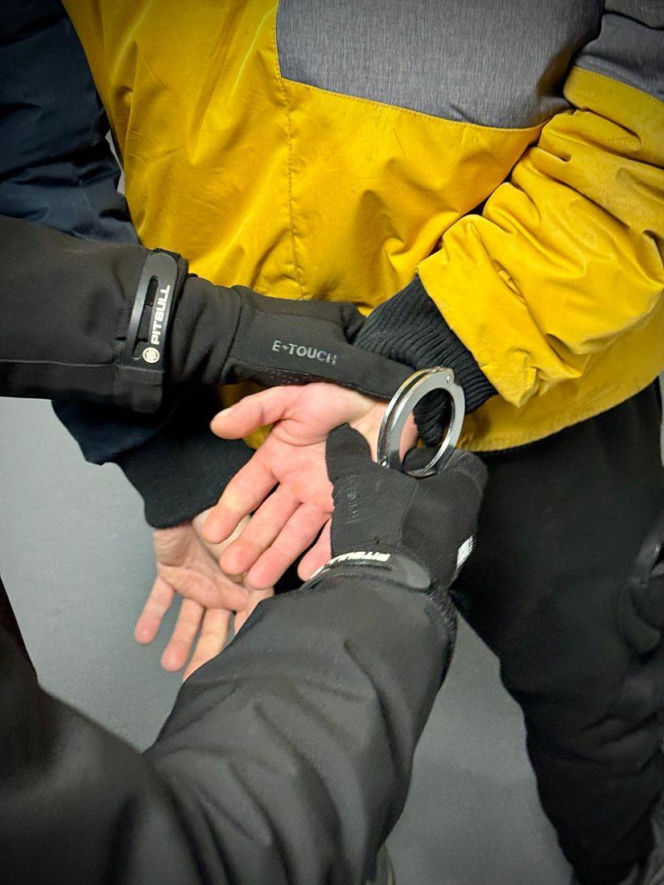 Rzucił butelką w ochroniarza po nieudanej próbie kradzieży