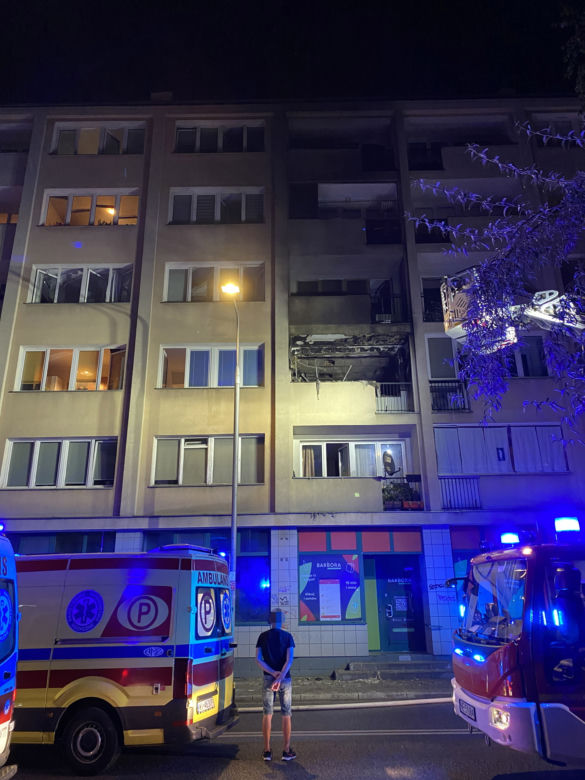 Gigantyczny pożar na Powiślu. Spłonęło mieszkanie w bloku. Jedna osoba trafiła do szpitala