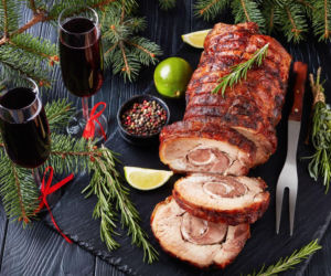 Nacieram czosnkiem i ziołami. Ten znakomity boczek jest gwiazdą w moim domu w Boże Narodzenie 