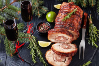 Nacieram czosnkiem i ziołami. Ten znakomity boczek jest gwiazdą w moim domu w Boże Narodzenie 