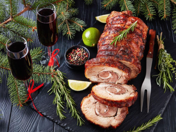 Nacieram czosnkiem i ziołami. Ten znakomity boczek jest gwiazdą w moim domu w Boże Narodzenie 