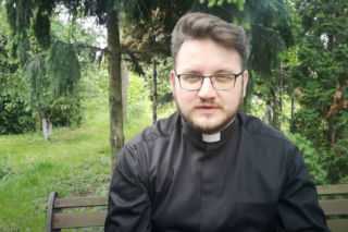 Ksiądz recytował w trakcie kazania! Parafianie nie mogli uwierzyć własnym uszom