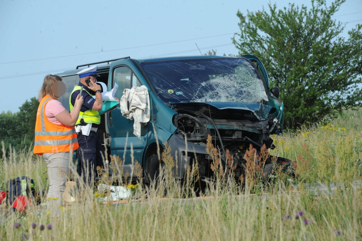 Potworna kraksa busa z osobówką. Nie żyje jedna osoba, pięć jest poszkodowanych