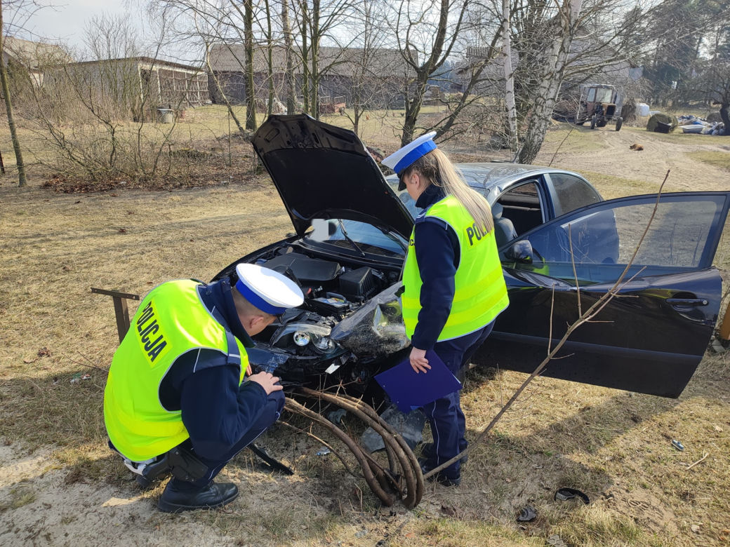 Pijany 21-latek huknął seatem czołowo w radiowóz. Dwóch policjantów trafiło do szpitala