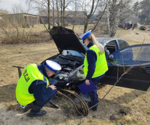 Pijany 21-latek huknął seatem czołowo w radiowóz. Dwóch policjantów trafiło do szpitala