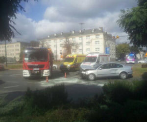 Groźny wypadek na rondzie Jagiellonów w Bydgoszczy. Dwie osoby trafiły do szpitala! [ZDJĘCIA]