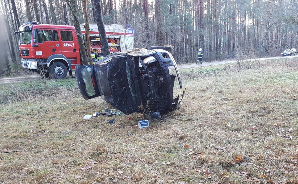 Wypadek Suraż - Kowale. Ford wpadł w poślizg i dachował. W środku były dwie kobiety [ZDJĘCIA]