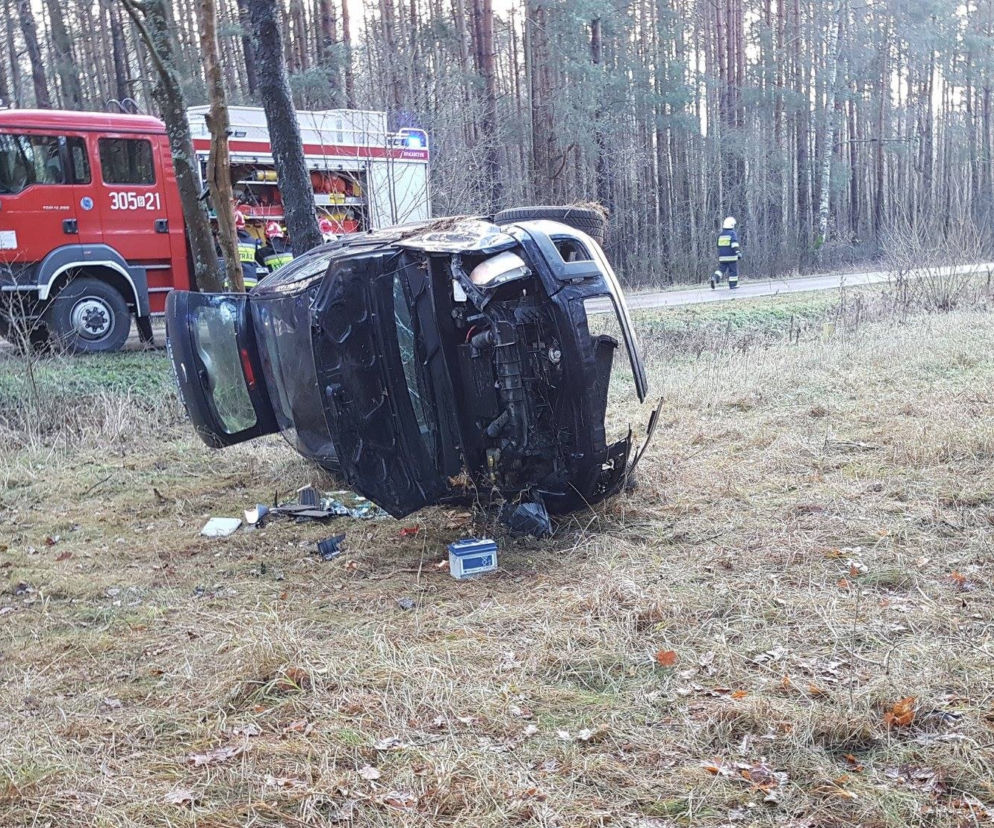 Wypadek Suraż - Kowale. Ford wpadł w poślizg i dachował. W środku były dwie kobiety [ZDJĘCIA]