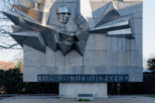 Instytut Niepamięci. IPN rzeźbę nazywa sowieckim obiektem propagandowym, zaprasza na igrzyska niszczenia sztuki