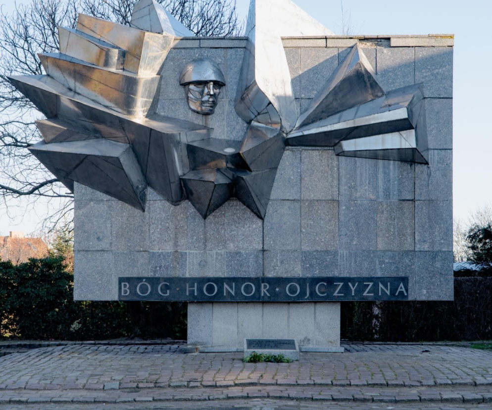 Pomnik Pamięci w Pyrzycach z napisem Bóg Honor Ojczyzna. O demontażu rzeźby Sławomira Lewińskiego pisze Architektura.