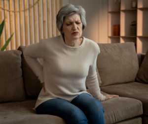 Ból kolan i pleców po wstaniu z kanapy? To nie wiek – ortopedzi ujawniają prawdziwą przyczynę