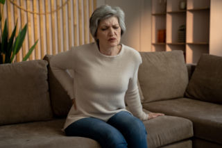 Ból kolan i pleców po wstaniu z kanapy? To nie wiek – ortopedzi ujawniają prawdziwą przyczynę