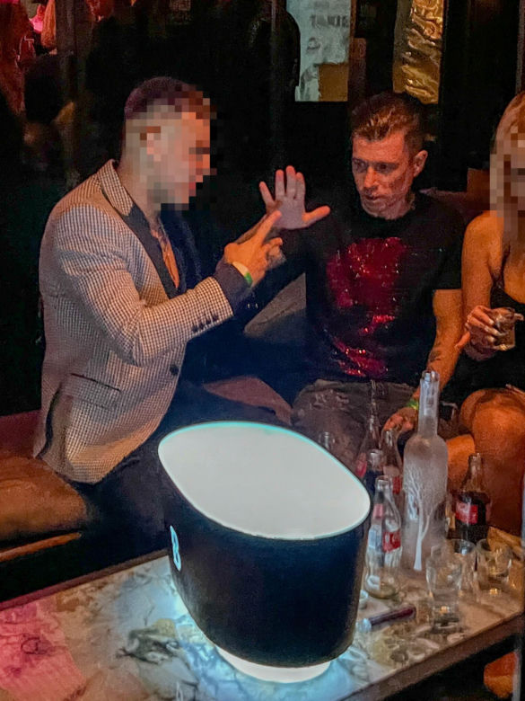 Jakub Kosecki na nocnej imprezie 
