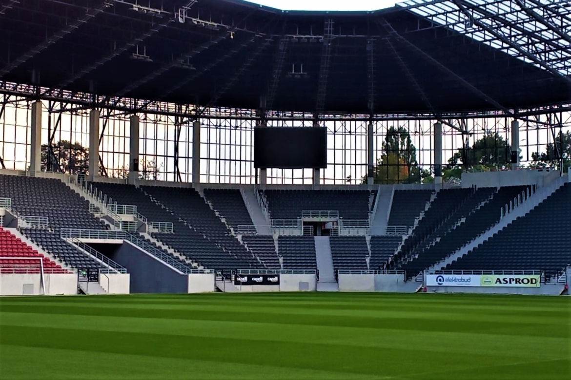Spacery po nowym szczecińskim stadionie przyciągnęły wielu chętnych