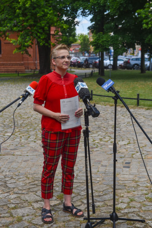Joanna Scheuring-Wielgus pyta w Toruniu o dofinansowania dla księdza oskarżonego o pedofilię
