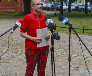 Joanna Scheuring-Wielgus pyta w Toruniu o dofinansowania dla księdza oskarżonego o pedofilię