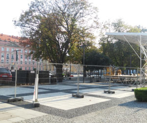 Na placu Nowy Targ powstaje ścianka wspinaczkowa