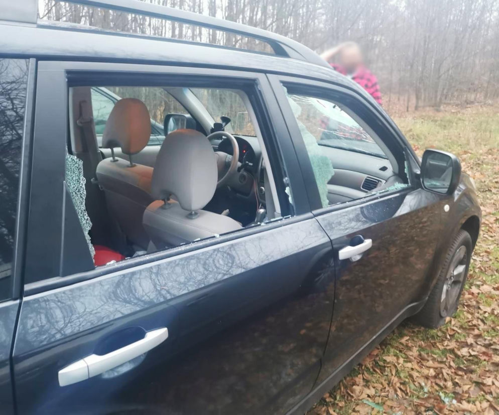 Zniszczony samochód Medyków na granicy