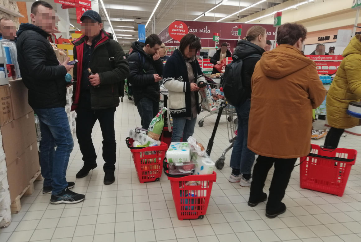Koronawirus: Tłumy w warszawskich sklepach