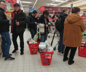 Koronawirus: Tłumy w warszawskich sklepach