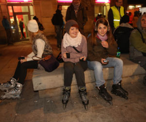 Nightskating. Warszawiacy przejechali stolicę na rolkach [Zdjęcia]