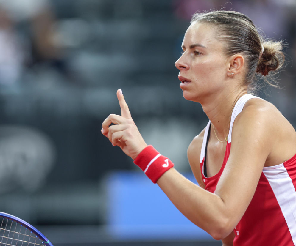 Tenisistka Magda Linette z uniesionym palcem wskazującym podczas meczu. O jej porażce w Pekinie pisze SE Supersport.