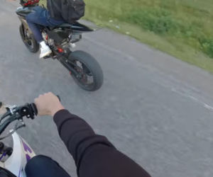 Fiński policjant i nastolatek na skuterze