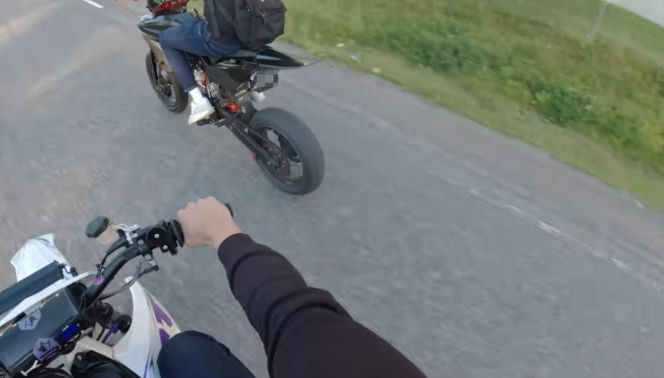 Fiński policjant i nastolatek na skuterze