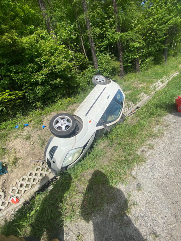 Ford zderzył się z mercedesem i dachował w rowie. Kraksa na Sądecczyźnie