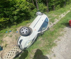 Ford zderzył się z mercedesem i dachował w rowie. Kraksa na Sądecczyźnie