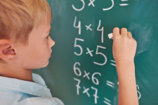 Ile to jest 5²−(6+4)⋅2+20:5=? To działanie niejednemu spędza sen z powiek