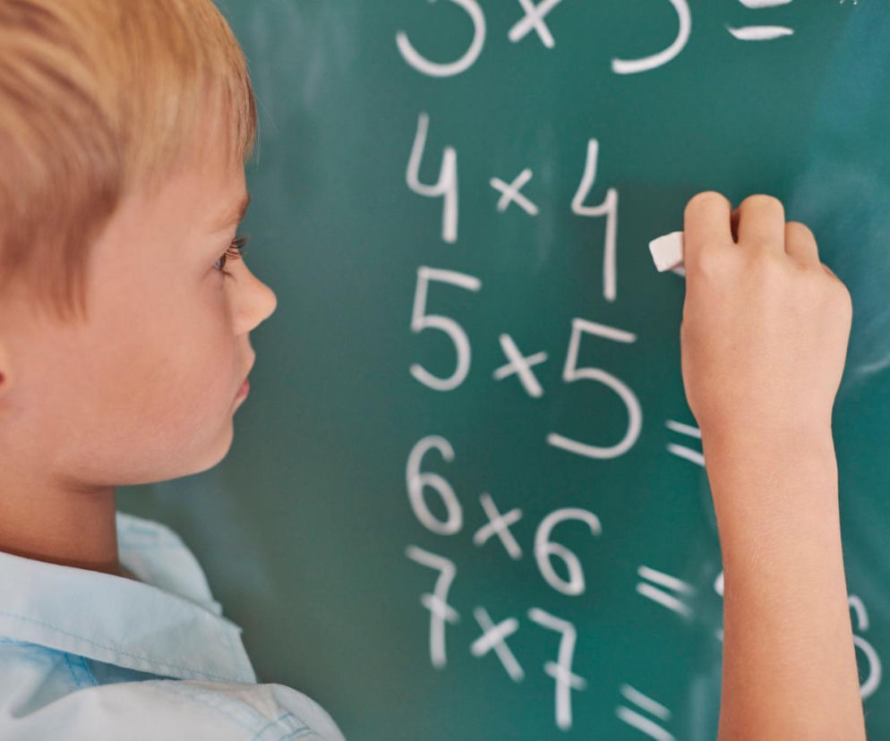 Ile to jest 5²−(6+4)⋅2+20:5=? To działanie niejednemu spędza sen z powiek