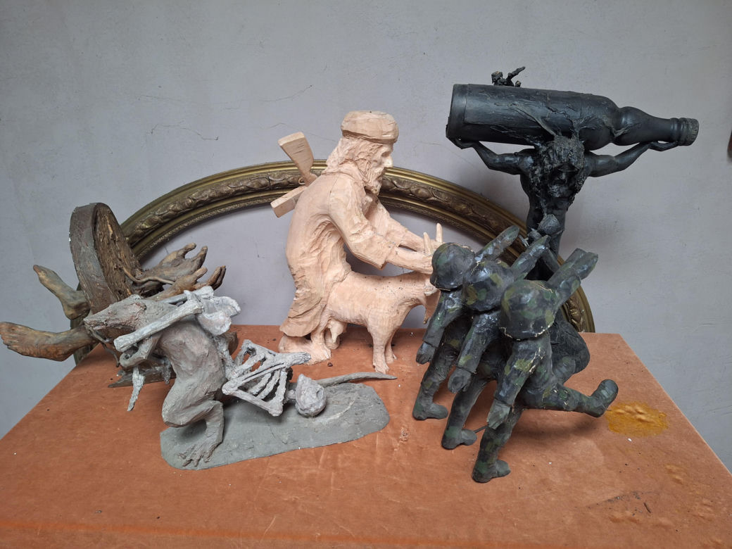 Surrealistyczne rzeźby zdobią ogród. Budzą niepokój i ciekawość
