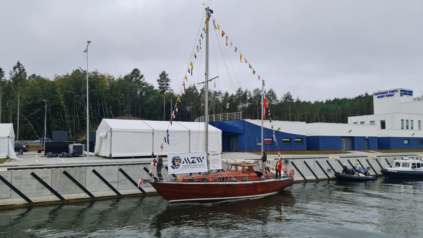 Jacht, którym pływał Kukliński w kanale na Mierzei Wiślanej